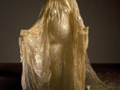 Fotografía facilitada por el bilbaíno Javier Pérez (1968) de su escultura "Virgo Mater", una representación de la Virgen desnuda y embarazada que aparece cubierta con una tela pegada al cuerpo, con la que se juega con la oposición entre lo carnal y lo espiritual, que forma parte de "Ici, ailleurs".