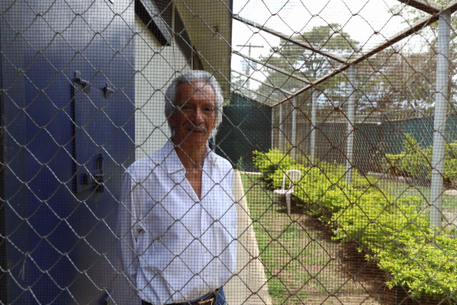 José Rubén Zamora a las afueras de su celda en la prisión de Guatemala, el 23 de mayo de 2025. 
