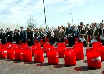 Funeral en la explanada de la estación de ferrocarril de cercanías de El Pozo en memoria de las víctimas de los atentados del pasado 11-M.