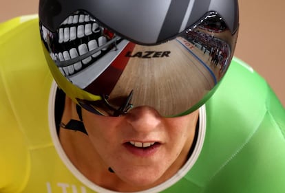 La lituana Simona Krupeckaite se prepara para la prueba de clasificación de sprint en ciclismo en pista.