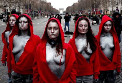 Un grupo de manifestantes, disfrazadas como el símbolo republicano, durante la protesta en París.