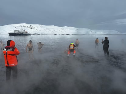 Un grupo de turistas en las aguas de Whalers Bay, en Deception Island, el 29 de enero.