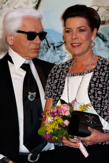 El káiser de la moda Karl Lagerfeld fue el encargado este año de organizar la velada con la temática de La Belle Epoque. El director creativo de Chanel, amigo íntimo de Carolina de Mónaco, diseñó las invitaciones y ambientó el salón del Sporting Club de Montecarlo.