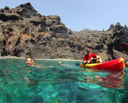 Grupo de piragüistas en el acantilado de Los Gigantes, en Tenerife.