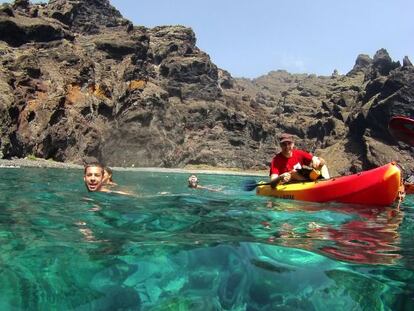 Grupo de pirag&uuml;istas en el acantilado de Los Gigantes, en Tenerife. 