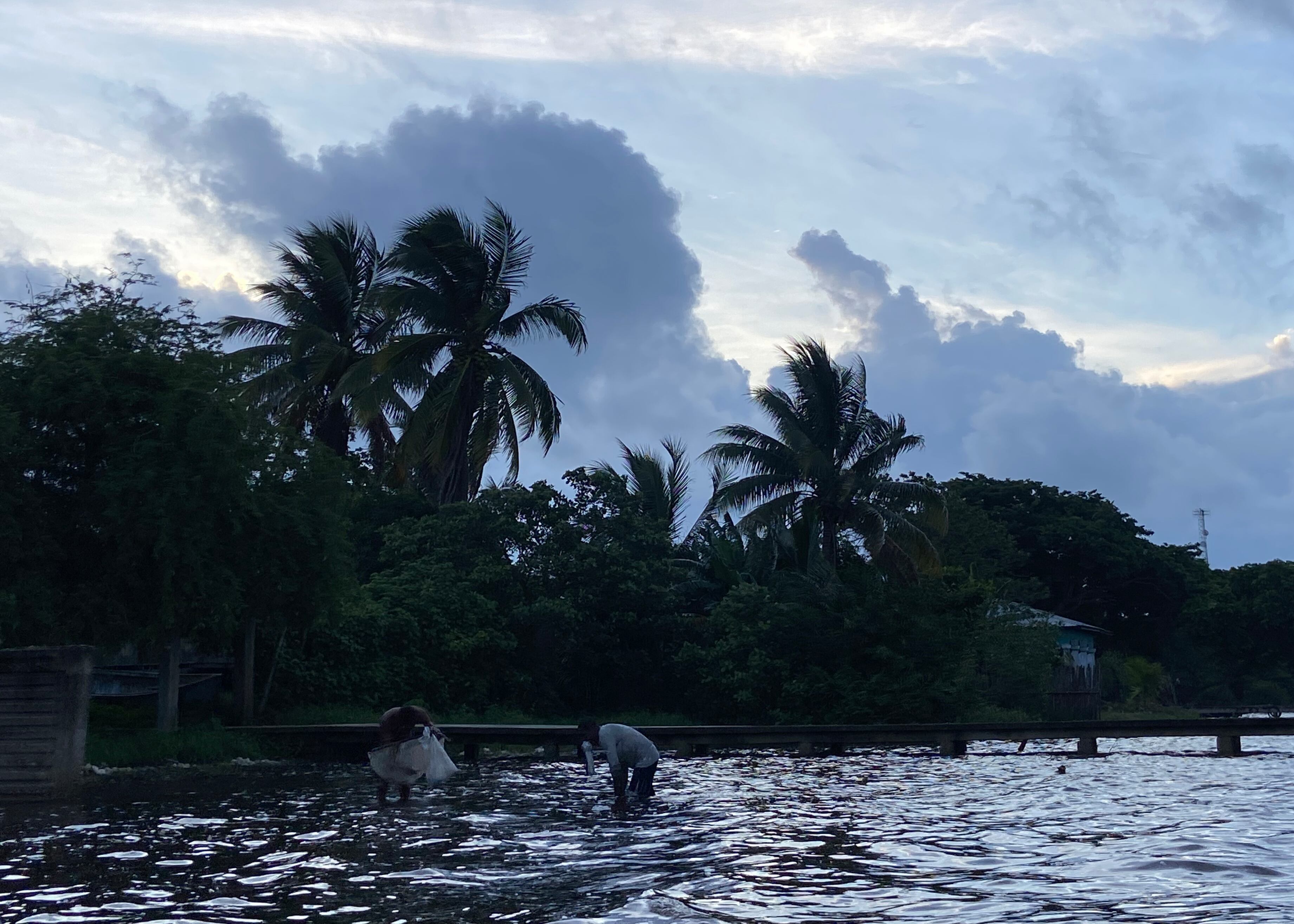 Dos indígenas miskitos pescan en el río de Mocorón.