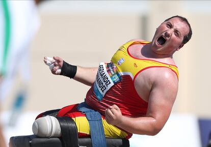 El atleta español David Fernández Fernández tras participar en la prueba de lanzamiento de peso masculino F57 en el Mundial de Atletismo paralímpico, que se celebra en Dubái (Emiratos Árabes) del 7 al 15 de noviembre.