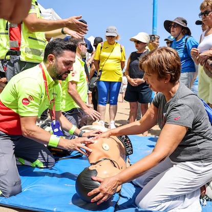 Varias personas realizan simulacros y talleres de reanimación, en la playa de Las Canteras, a 25 de julio de 2025, en Las Palmas de Gran Canaria, Gran Canaria, Canarias (España). Además de los simulacros de rescate por mar, tierra y aire, ha habido muestras y exhibiciones de material y equipos de rescate y salvamento. Esta iniciativa de concienciación y sensibilización pública está dirigida a visibilizar la importancia de la prevención y la seguridad acuática, así como la figura de los profesionales de la materia.
25 JULIO 2025;RCP;SIMULACROS;SALVAMENTO;RESCATE;SEGURIDAD;PRIMEROS AUXILIOS;
Europa Press Canarias
25/07/2025