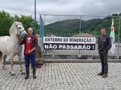 Nélson Gomes, a la derecha, y el apicultor Carlos Gonçalves, en Covas de Barroso, el pueblo declarado Patrimonio Mundial Agrario donde se proyecta una mina de litio, el pasado 7 de junio.