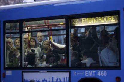 Pasajeros de la línea 27 de la EMT, en una imagen de 2012.