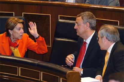 La ministra de Fomento, Magdalena Álvarez, conversa con el ministro de Trabajo, Jesús Caldera  y el de Industria, José Montilla, momentos antes del inicio del pleno.