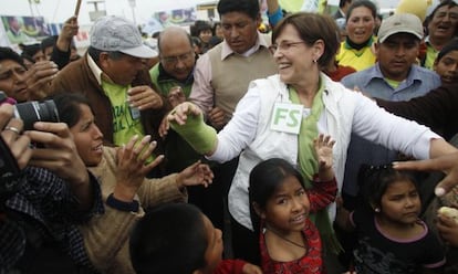 Susana Villar&aacute;n, en un acto electoral en la barriada chabolista de Lomo de Corbina (Lima), en septiembre de 2010. 