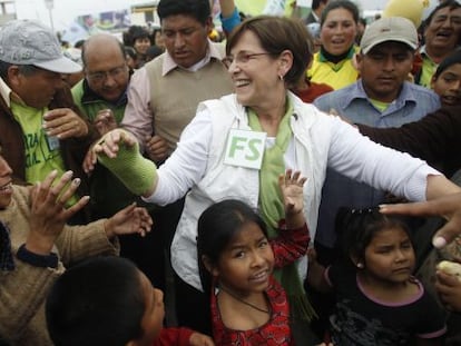 Susana Villar&aacute;n, en un acto electoral en la barriada chabolista de Lomo de Corbina (Lima), en septiembre de 2010. 