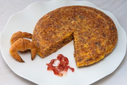 Tortilla de cruasán. Una mezcla inesperada fue la de esta tortilla que en vez de patatas tiene cruasán. «La tomamos en Les Truites, en Sant Gervasi. Yo no la quería probar, pero al final me encantó y cuando rodamos la escena no podíamos parar de comerla», dice Laia.