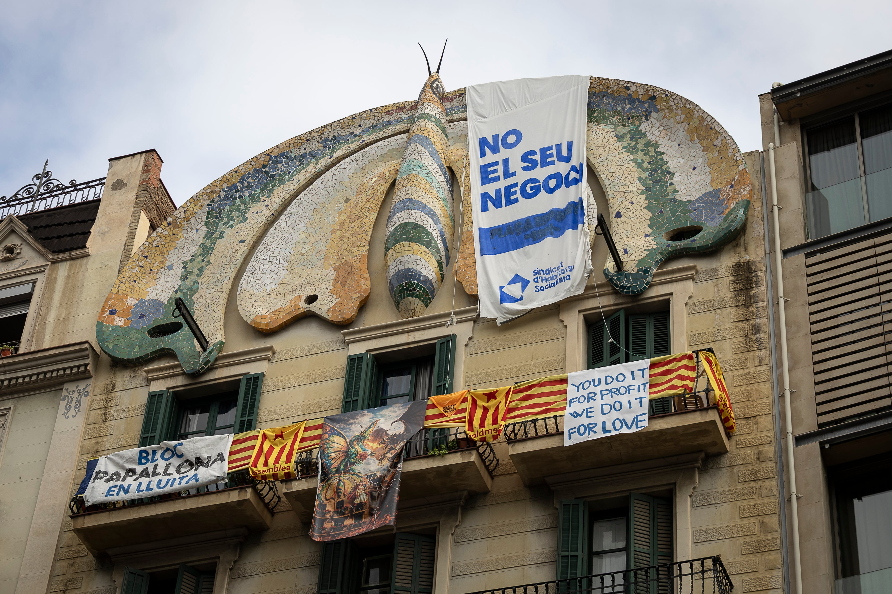 El conocido como Bloc Papallona de Barcelona, conocido por el mosaico modernista de su fachada y por la lucha de sus vecinos por sus viviendas.