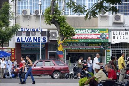Una calle comercial de Cúcuta, en Colombia, un país que ha rebajado su crecimiento económico.