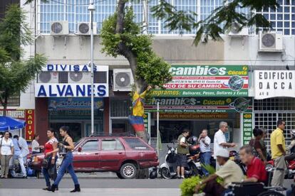 Una calle comercial de C&uacute;cuta, en Colombia, un pa&iacute;s que ha rebajado su crecimiento econ&oacute;mico.