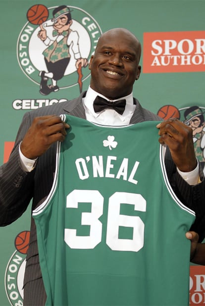 Shaquille O'Neal posa con la camiseta de los Celtics de Boston.