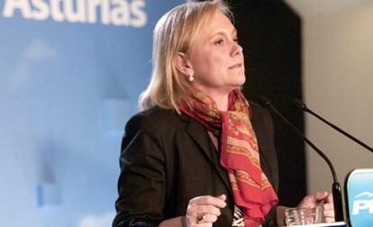 Mercedes Fernández, durante la rueda de prensa que ha ofrecido para valorar el resultado de las elecciones asturianas esta noche en Oviedo.