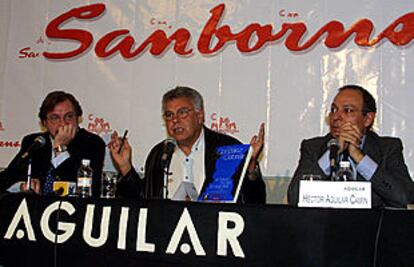 De izquierda a derecha, Juan Luis Cebrián, Felipe González y Héctor Aguilar Camín, durante la presentación del libro <b></b><i>El futuro no es lo que era</i>, en  México.