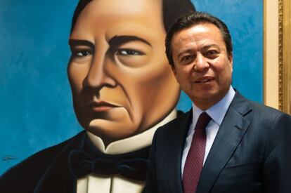 César Camacho Quiroz, ante un retrato de Juárez.