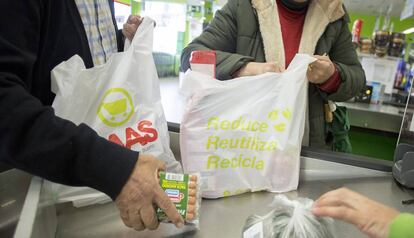 Bosses de plàstic en un supermercat, en una imatge d'arxiu..