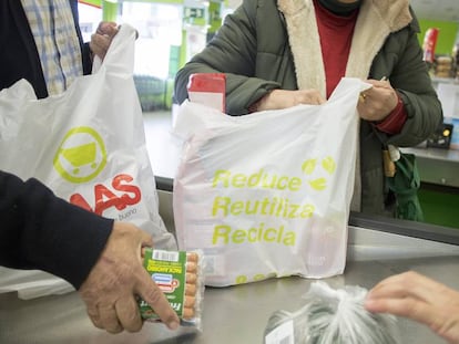 Bolsas de plástico en un supermercado, en una imagen de archivo..