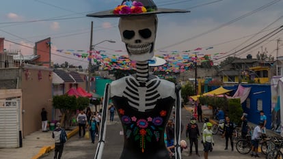 En la demarcación de Tláhuac a las orillas de Ciudad de México el taller de artesanías y cartonería “ Jaen Cartonería”  prepara desde hace 4 años unas esculturas gigantes.