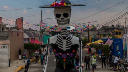 En la demarcación de Tláhuac a las orillas de Ciudad de México el taller de artesanías y cartonería “ Jaen Cartonería”  prepara desde hace 4 años unas esculturas gigantes.