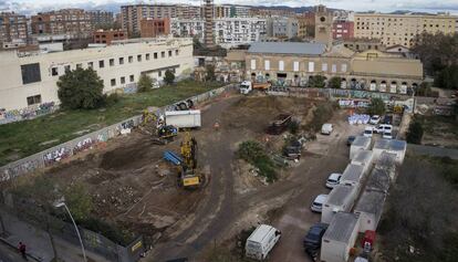 Les naus industrials de Can Ricart, al fons, han de ser la seu del nou projecte de la Universitat de Barcelona.