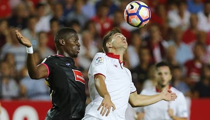 Diop pelea un balón con Vietto, autor de dos goles.