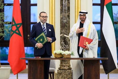 El presidente emiratí, Mohamed Bin Zayed (derecha), y el rey Mohamed VI de Marruecos, el lunes en Abu Dabi.
