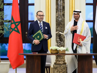 El presidente emiratí, Mohamed Bin Zayed (derecha), y el rey Mohamed VI de Marruecos, el lunes en Abu Dabi.