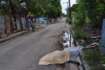 Un cadáver yace en una calle del suburbio de Trench Town, al oeste de Kingston.