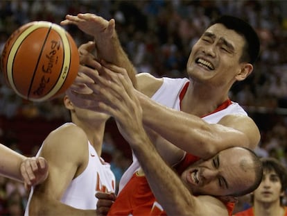 Yao Ming y Carlos Jiménez pelean por el balón.