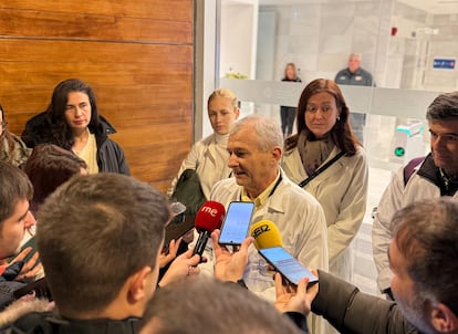 Tomás Merina en la puerta del Colegio de Médicos, en una imagen cedida por la candidatura del mismo.