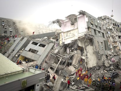 Equips de rescat busquen supervivents del terratrèmol a Tainan.