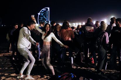 Cientos de personas celebran el fin del toque de queda en la playa de la Barceloneta, el pasado mes de mayo.