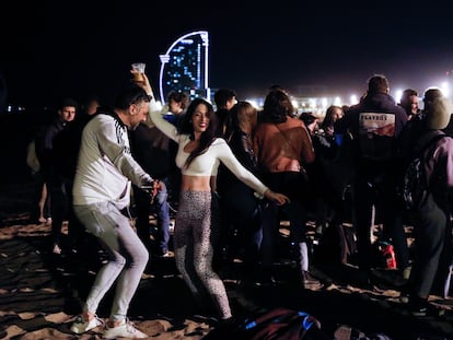Cientos de personas celebran el fin del toque de queda en la playa de la Barceloneta, el pasado mes de mayo.