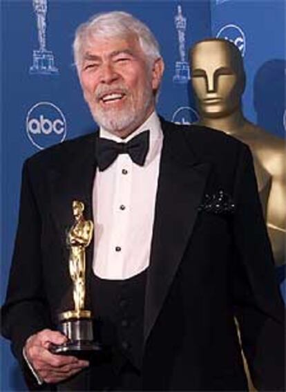 James Coburn, con el oscar al mejor actor de reparto obtenido por su papel en Aflicción.