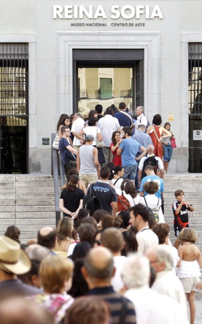Cola de visitantes para entrar al museo Reina Sofía, el centro que tiene más <i>amigos</i> en la Red.