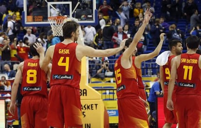 Pau Gasol felicita a Vives y Ribas.