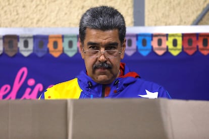 Apenas pasados 20 minutos de la apertura de las mesas a las seis de la mañana, el presiente, Nicolás Maduro, ejerció su voto en Caracas. Vestido con la tradicional chamarra con los colores de la bandera de Veneauela, el mandatario, que va en busca de su tercer mandato, advirtió que sólo reconocerá los resultados que difunda el Consejo Nacional Electoral (CNE)