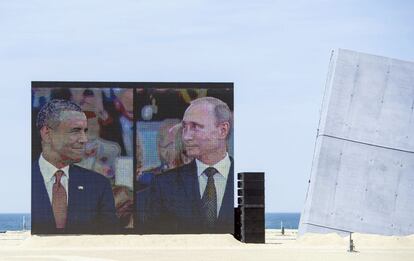 Una pantalla de vídeo gigante muestra los presidentes de EEUU, Barack Obama y al de Rusia, Vladimir Putin, durante el homenaje que se lleva a cabo en la playa de Sword en Ouistreham con motivo del 70 aniversario del desembarco de Normandía.