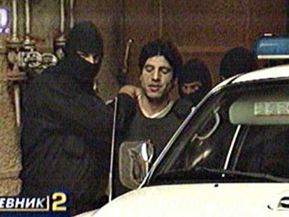 Abdelmajid Bouchar, fuertemente custodiado por la policía serbia.
