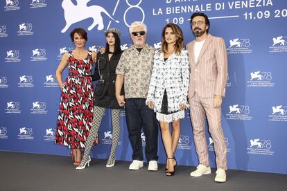 Pedro Almodóvar con el reparto de 'Madres paralelas': Aitana Sánchez-Gijón,  Milena Smit, Penélope Cruz e Israel Elejalde, el 1 de septiembre en Venecia.