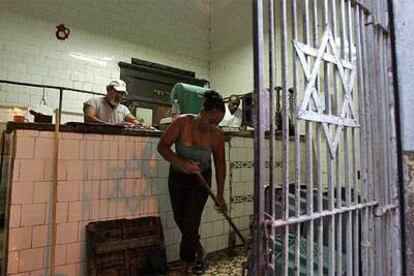 Tres empleados atienden la carnicería judía en La Habana.