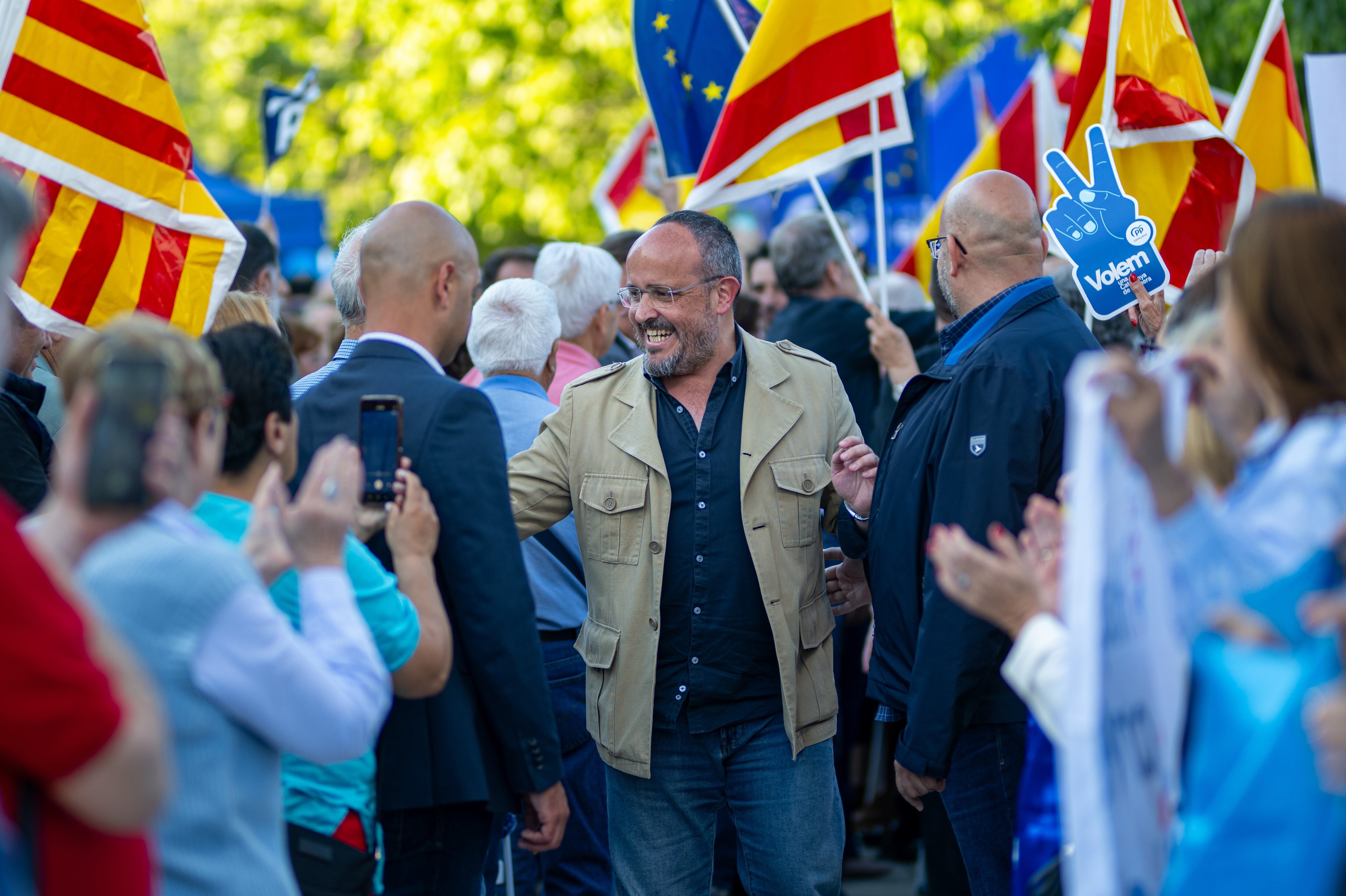 El candidato del PP, Alejandro Fernández (en el centro), a su llegada a un mitin del PP, en L'Hospitalet de Llobregat (Barcelona).