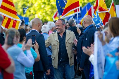 The PP candidate, Alejandro Fernández (in the center), upon arrival at a PP rally in L'Hospitalet de Llobregat (Barcelona).