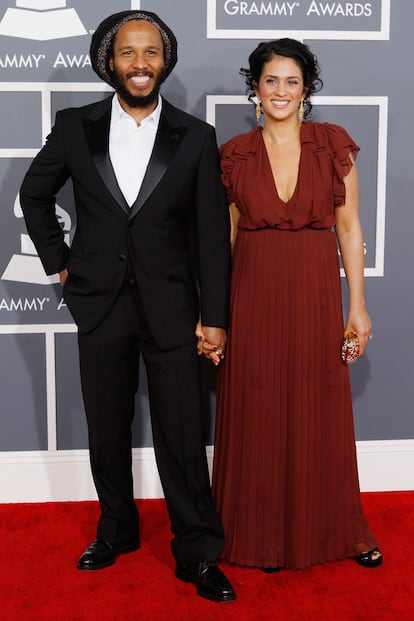 Ziggy Marley y su mujer Orly a su llegada a la gala en el Staples Center de Los Ángeles.